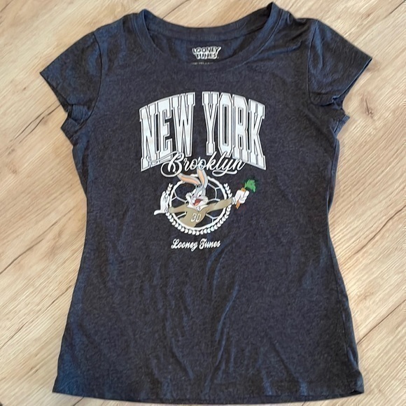 Looney Tunes women’s short sleeve T-shirt. Gray. Size M. - Picture 1 of 6